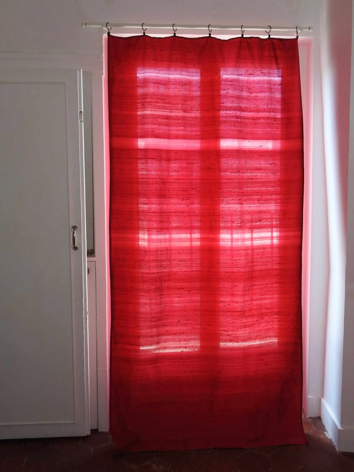 "Curtain" Rouge, Silk