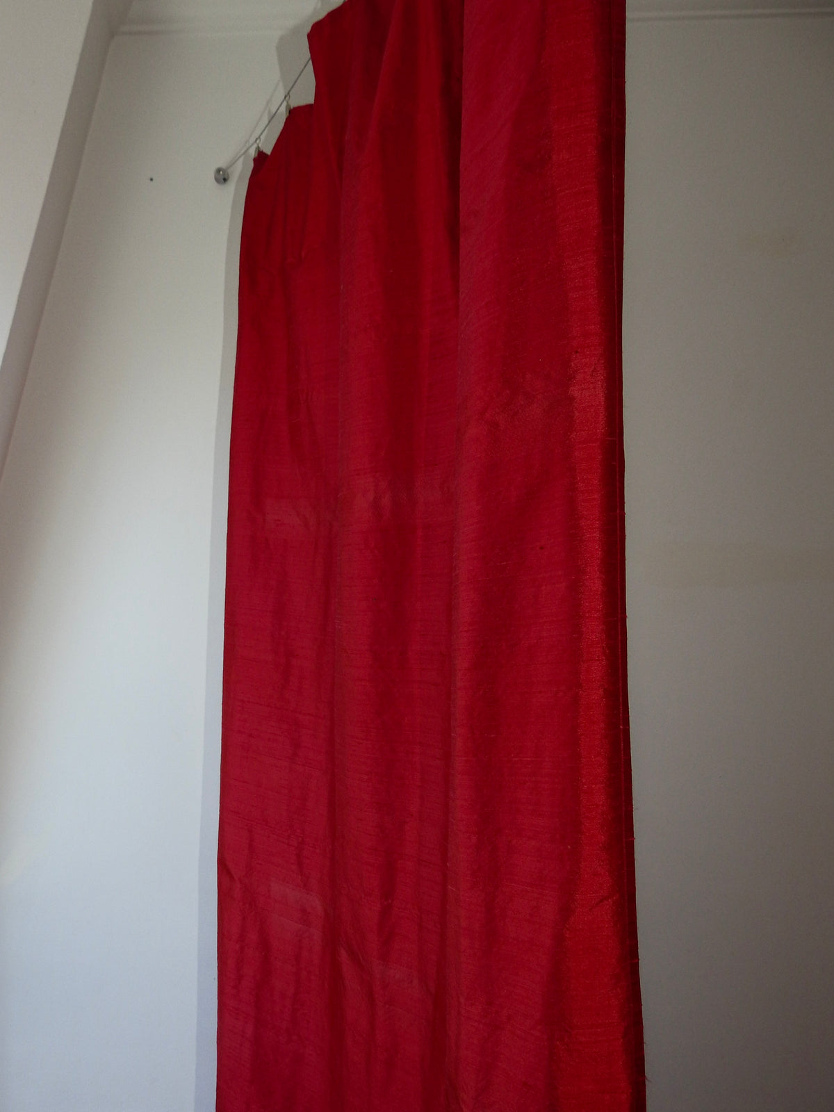 "Curtain" Rouge, Silk