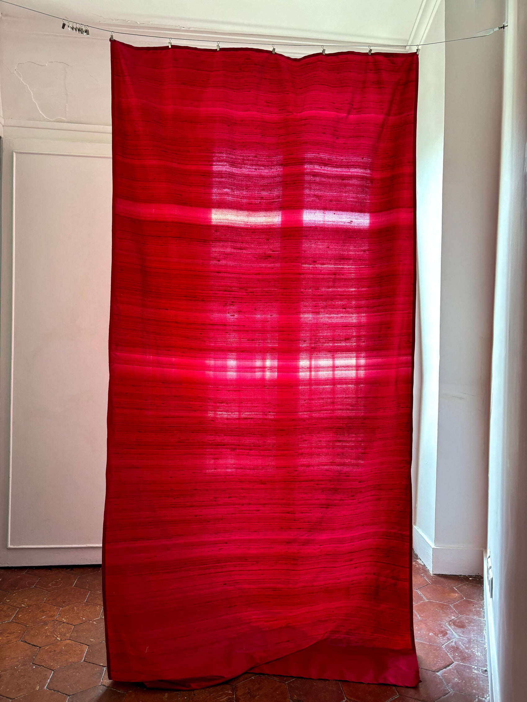 "Curtain" Rouge, Silk