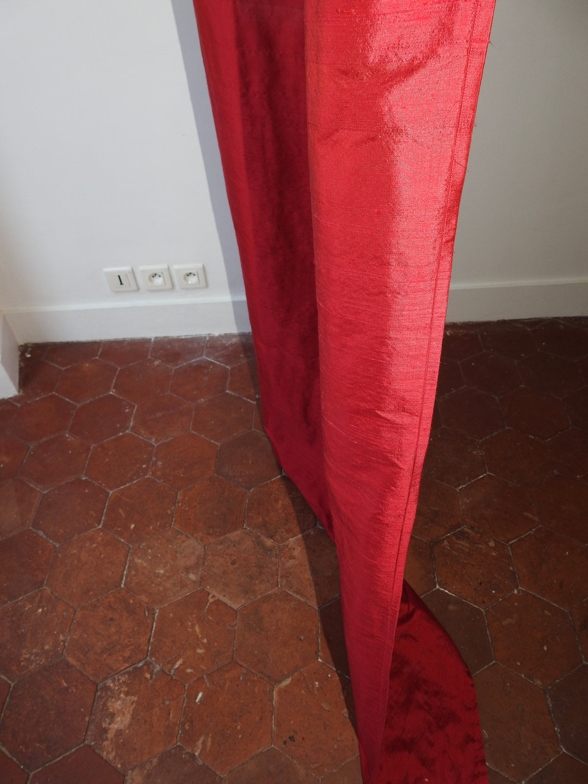 "Curtain" Rouge, Silk