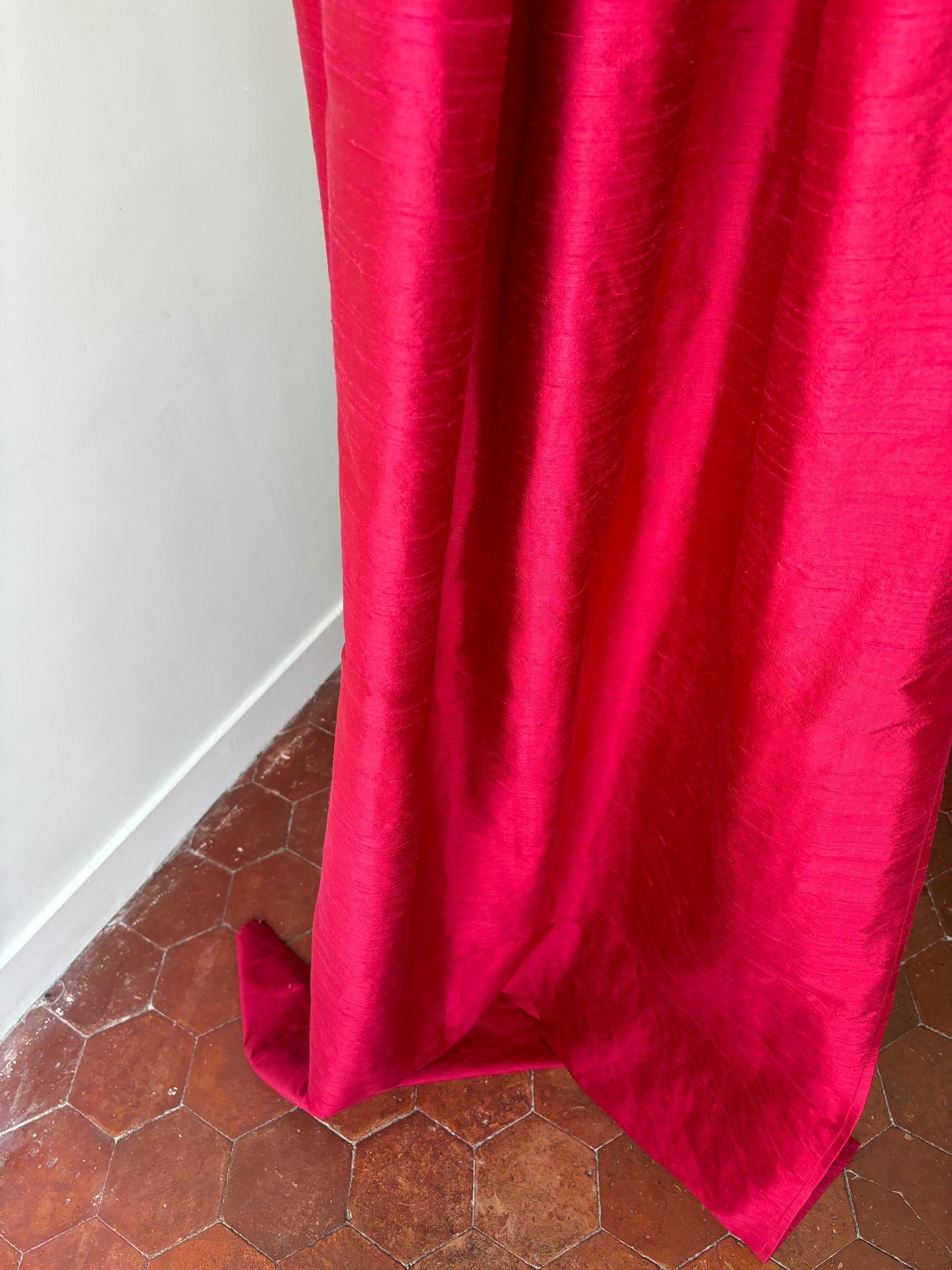 "Curtain" Rouge, Silk