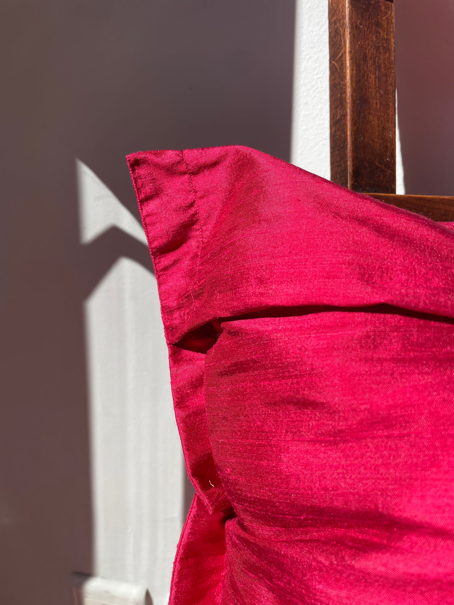 "Sac Pillow" Rouge, Silk