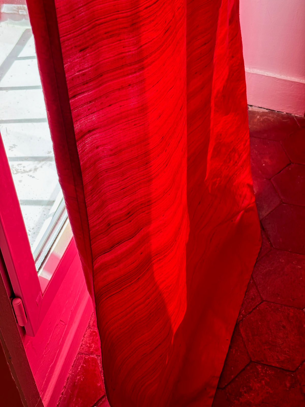 "Curtain" Rouge, Silk