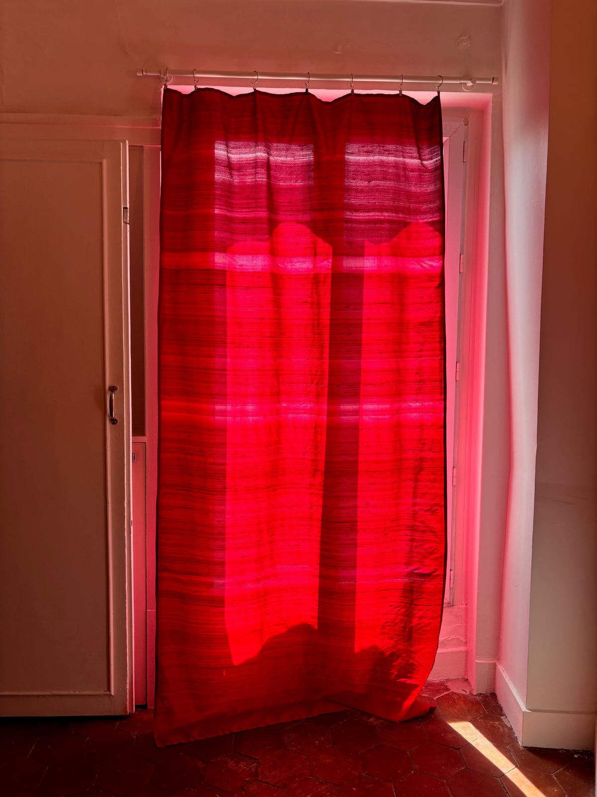 "Curtain" Rouge, Silk